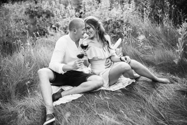 在花园里野餐的年轻夫妇 — 图库照片