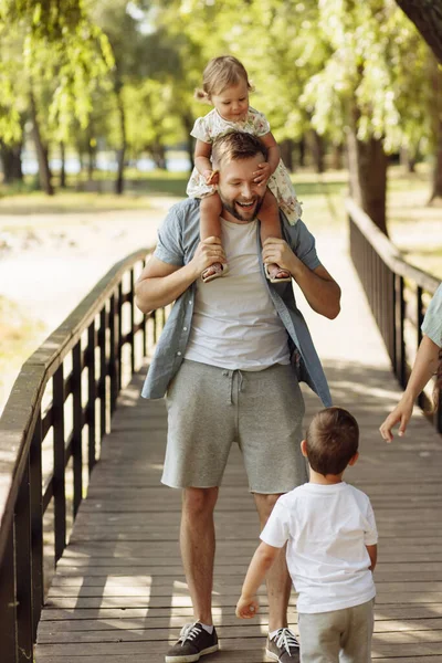 Gelukkig Jonge Vader Met Kinderen Ontspannen Het Park — Stockfoto