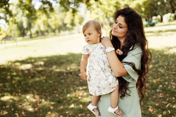 Happy Young Mother Baby Park — Stock Photo, Image