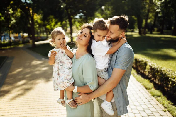 Gelukkig Jong Gezin Met Kinderen Ontspannen Het Park — Stockfoto