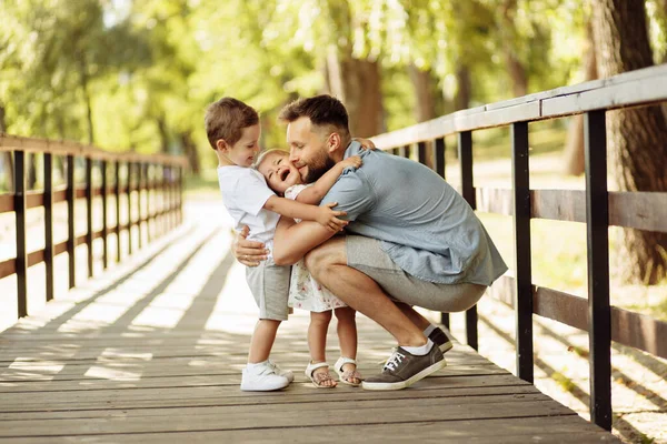 Gelukkig Jonge Vader Met Kinderen Ontspannen Het Park — Stockfoto