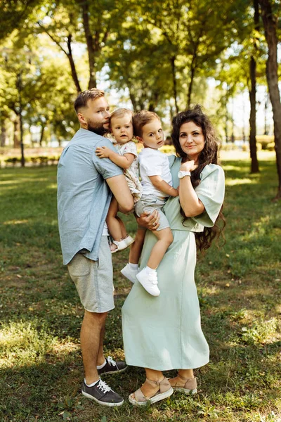 Gelukkig Jong Gezin Met Kinderen Ontspannen Het Park — Stockfoto