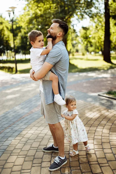 Gelukkig Jonge Vader Met Kinderen Ontspannen Het Park — Stockfoto