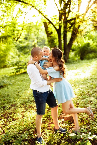 Gelukkig Jong Familie Met Baby Meisje Het Park — Stockfoto