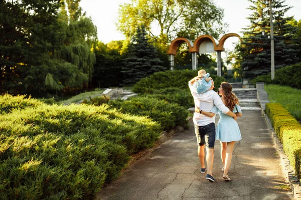 幸せな若いです家族とともに赤ちゃんの女の子で公園 — ストック写真