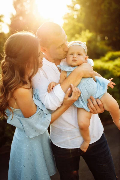 Jovem Família Feliz Com Bebê Menina Parque — Fotografia de Stock