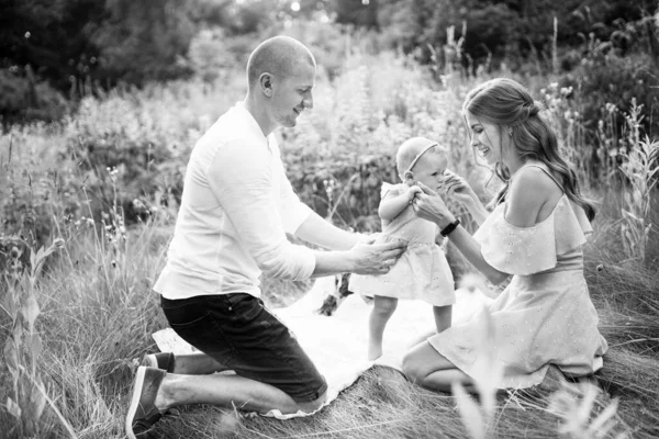 Belo Casal Com Bebê Menina Fazendo Piquenique Jardim — Fotografia de Stock