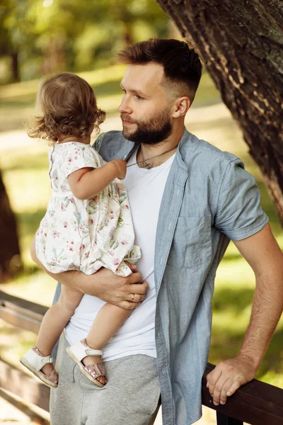 Mooi Klein Meisje Met Fater Het Park — Stockfoto