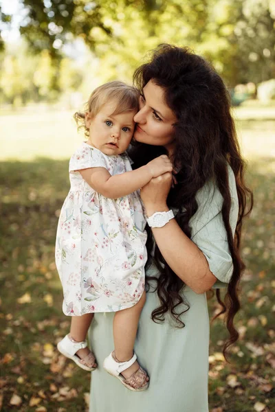 Joyeux Jeune Mère Avec Bébé Dans Parc — Photo