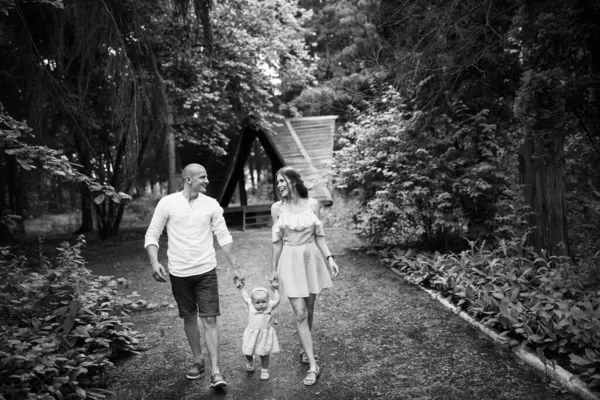 Šťastná Mladá Rodina Holčičkou Parku — Stock fotografie