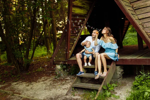 Jovem Família Feliz Com Bebê Menina Parque Com Bolhas Sabão — Fotografia de Stock