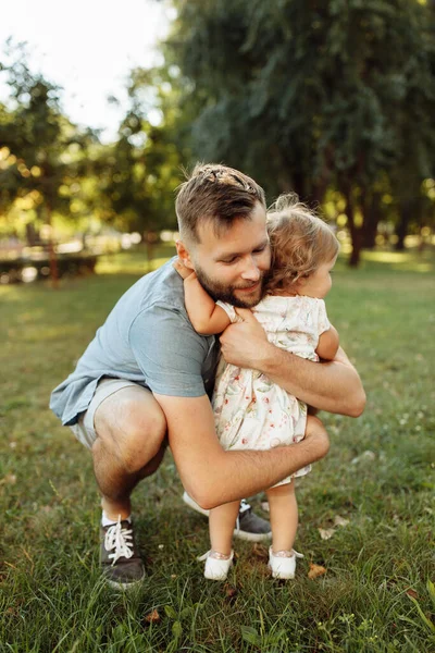 Mooi Klein Meisje Met Fater Het Park — Stockfoto