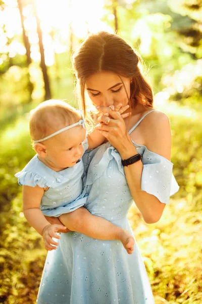 Šťastná Mladá Matka Dítětem Parku — Stock fotografie