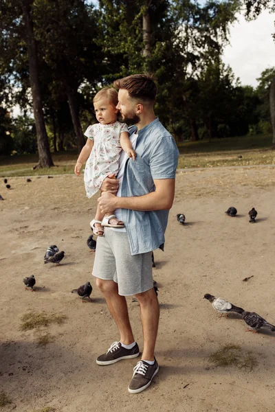 Mooi Klein Meisje Met Fater Het Park — Stockfoto