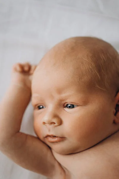 Porträt eines entzückenden neugeborenen Mädchens, Geburt und Kindheitskonzept — Stockfoto