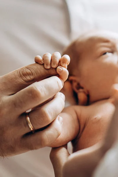 Porträt der kleinen Hand, des entzückenden neugeborenen Mädchens, das den Finger eines Elternteils hält, glückliche Familie genießt zarte Momente, Geburt und Elternschaft — Stockfoto