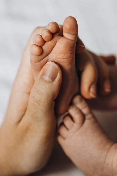 Porträt von schönen Beinchen mit winzigen Fingern, von entzückenden neugeborenen Mädchen, in fürsorglichen Mütterarmen, glücklichen Familienmomenten, Geburt und Kindheitskonzept — Stockfoto