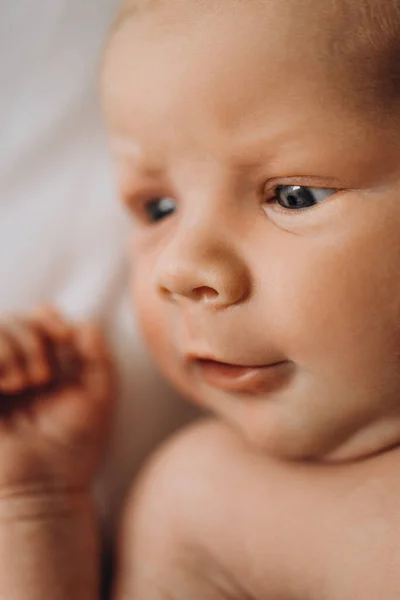 Retrato de adorável bebê recém-nascido menina, desfrutar de conhecer um mundo, nascimento e conceito de infância — Fotografia de Stock