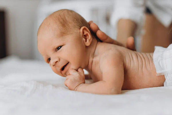 Potret bayi perempuan yang baru lahir yang menggemaskan, manusia kecil yang cantik mencoba memegang kepala, bertemu dengan dunia, kelahiran dan konsep masa kecil — Stok Foto