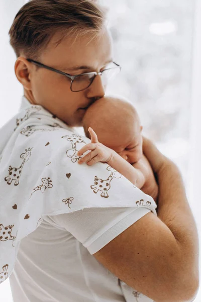 Zorgzame vader zachtjes te houden schattige pasgeboren baby meisje in de armen, gelukkig vader genieten van momenten met kleine dochter, glimlachen, ouderschap en vaderschap concept — Stockfoto