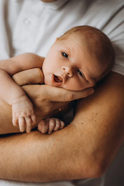Portret pięknej noworodka dziewczynka, opiekuńczy tata trzymać w ramionach urocza córeczka, cieszyć się delikatne chwile rodzinne, uśmiech, ojcostwo i koncepcja dzieciństwa — Zdjęcie stockowe