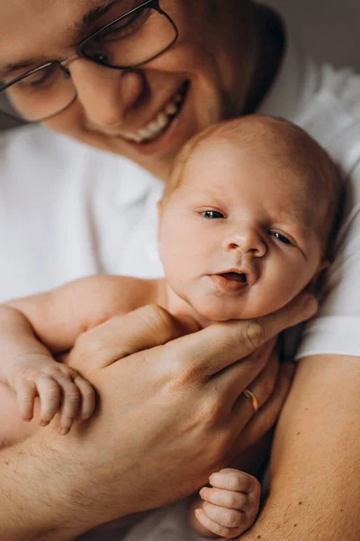 Portrait de belle petite fille nouveau-née, papa attentionné tient dans les bras adorable petite fille, profiter de moments de famille tendres, sourire, concept de paternité et d'enfance — Photo