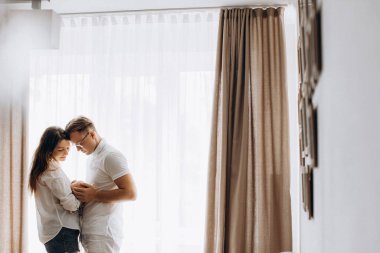 Sevecen ebeveynler ve yeni doğmuş bebek, sevgi dolu anne kucağında küçük bir kız çocuğu, şefkatli baba şefkatli bir bebeğin kafasına hafifçe dokun, şefkatli anların tadını çıkar, ebeveynlik kavramı.