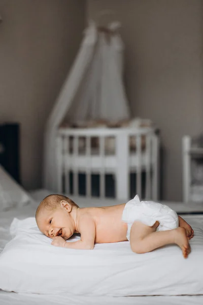 Porträt eines entzückenden neugeborenen Mädchens, eines wunderschönen kleinen Menschen, der am Bett liegt und einer Welt, Geburt und Kindheit begegnet — Stockfoto