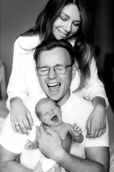 Nadšení rodiče s novorozenou holčičkou, milující táta jemně držet malou dceru ve náručí, krásná matka objetí starostlivý otec, s úsměvem, těšit šťastné chvíle, mladá rodina koncept — Stock fotografie