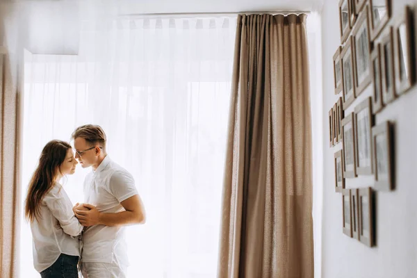 Pais encantadores com bebê recém-nascido, mãe feliz segurar pequena filha nos braços, pai carinhoso tocar suavemente uma cabeça de menina bonito, jovem família desfrutar do tempo juntos, conceito de parentalidade — Fotografia de Stock