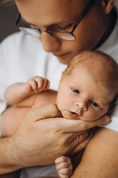 Padre guapo con adorable niña recién nacida, padre cariñoso sostiene en brazos a hermosa hija pequeña, disfruta de tiernos momentos de crianza, paternidad y concepto de infancia — Foto de Stock