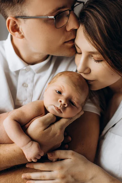 Szczęśliwi rodzice z cute noworodka, kochający tata trzymać małą córkę w ramionach, opiekuńcza matka całować piękne dziecko dziewczyna, młoda rodzina spędzić czas razem, rodzicielstwo koncepcja — Zdjęcie stockowe