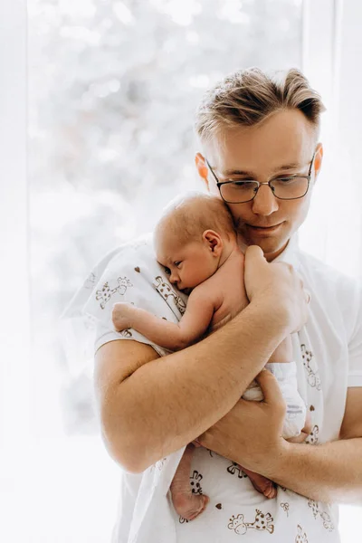 Красивый отец с очаровательной новорожденной девочкой, заботливый папа держать в руках красивую маленькую дочь, наслаждаться нежными моментами воспитания, отцовства и детства концепции — стоковое фото