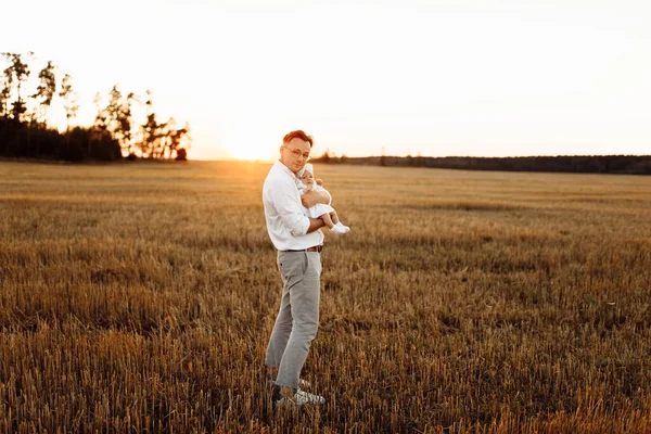 Vårdande far med bedårande liten dotter promenader på fältet, glad pappa hålla söt nyfödd flicka i armar, anbud familj stunder, föräldraskap och faderskap koncept — Stockfoto
