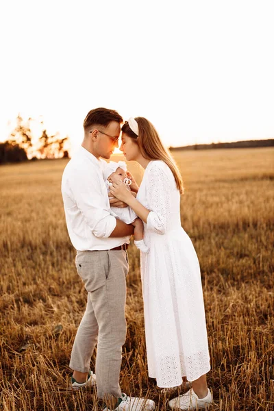 Porträt einer schönen Familie mit kleiner Tochter, schöner Vater hält niedliches neugeborenes Mädchen in den Armen, wunderschöne Eltern genießen zarte Momente, Elternschaft und Kindheitskonzept — Stockfoto