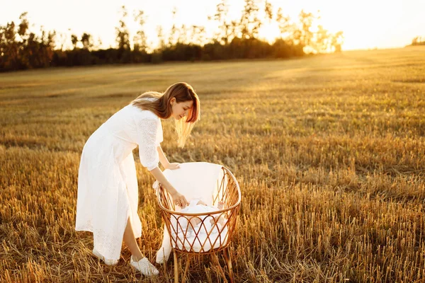 Mulher bonita com linda menina recém-nascida no campo, mãe amorosa cuidar de filha pequena, momentos familiares ternos, parentalidade e conceito de maternidade — Fotografia de Stock