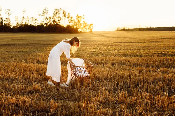 Mulher bonita com linda menina recém-nascida no campo, mãe amorosa cuidar de filha pequena, momentos familiares ternos, parentalidade e conceito de maternidade — Fotografia de Stock