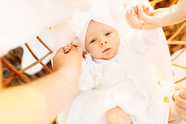 Портрет милой новорожденной девочки, лежащей в постели, счастливые родители держат крошечные руки маленькой дочери, отцовства и концепции детства — стоковое фото
