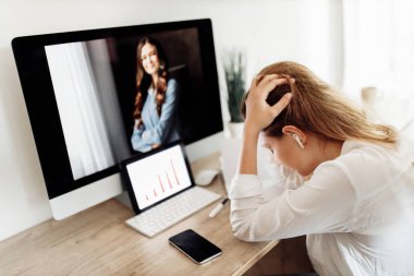 Yorgun bir kadın masada oturur, kafasını tutar, başarısız proje ya da sınavlardan dolayı hayal kırıklığı, sorunlardan dolayı stres, iş kadını laptopta çalışmaktan yorulur, aşırı çalışma konsepti