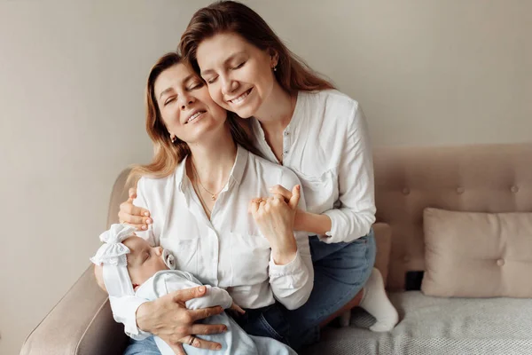 Portré boldog három generáció, gyönyörű felnőtt lánya ölelés gyönyörű anya, gondoskodó nagymama tartsa szerető karok kislány, gyengéd családi pillanatok koncepció — Stock Fotó