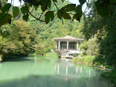 karanlık bir arka plan üzerinde tiyatro dürbün