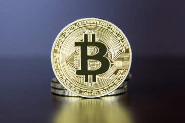 Bitcoin sikke karanlık bir arka plan üzerinde
