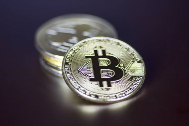Bitcoin sikke karanlık bir arka plan üzerinde