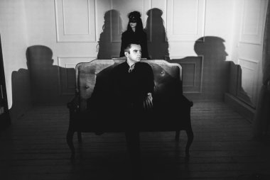 Şehvetli genç çift rahatlatıcı lüks dairede portresi 