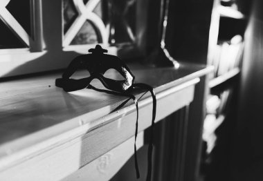 siyah maske'de lüks daire tabloda fotoğrafı