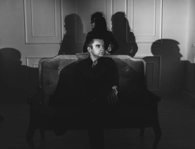 Şehvetli çift ve koyu arka plan üzerinde gölgeler 