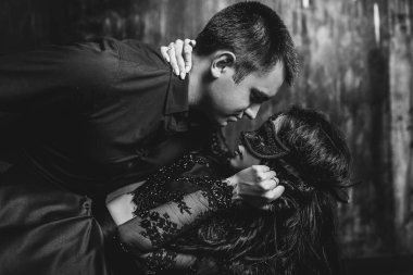 tutku Kafkas çift dans ve yatak odasında sarılma