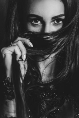 uzun kıvırcık saçlı seksi glamour kadın portresi.