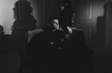 Şehvetli çift ve koyu arka plan üzerinde gölgeler 