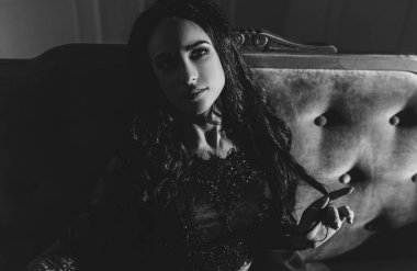 Uzun kıvırcık saçlı şehvetli şık kadın Güzellik Portresi.